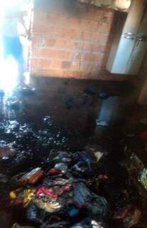 Fam&iacute;lia sai para almo&ccedil;o de Natal e ao voltar encontra casa destru&iacute;da pelo fogo