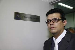 Gilmar Olarte assumiu a administração da cidade na manhã de hoje (13) (Foto: Marcos Ermínio)