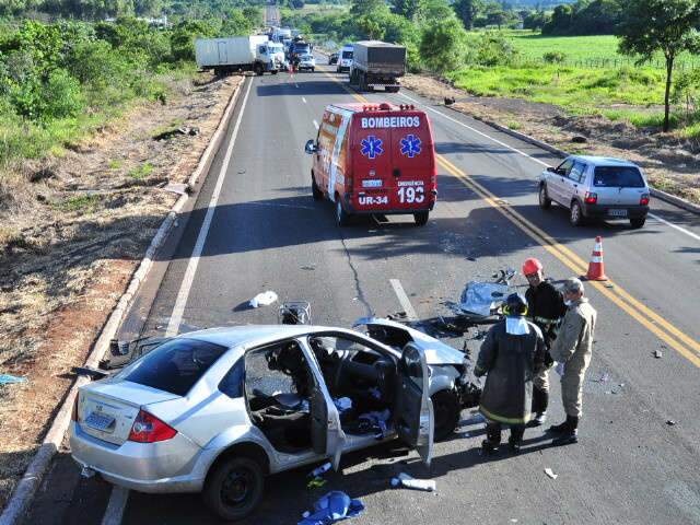  Motorista ficou 40 minutos preso nas ferragens em acidente na BR-163