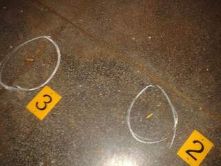Perícia encontrou quatro cápsulas de pistola .380 no chão do supermercado. (Foto: Sidney Assis)