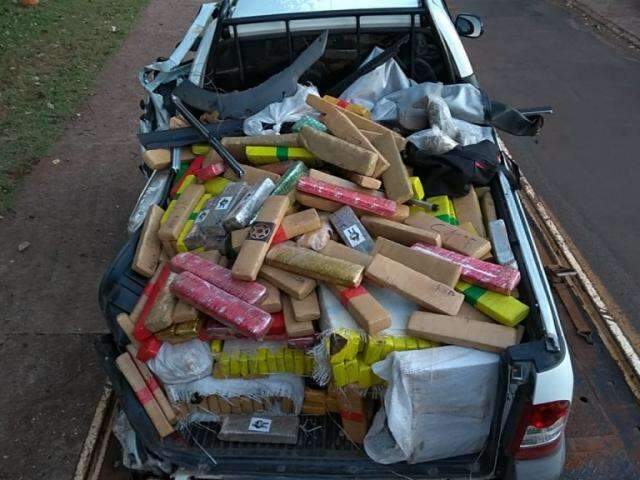 Mesmo com pneus furados, suspeito tenta fugir com picape carregada de droga