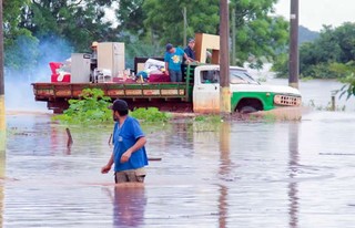 Cerca de 15 famílias tiveram as casas inundadas devido a cheia do Rio Dourados. (Foto: Jefferson Duarte/ Siliga News)