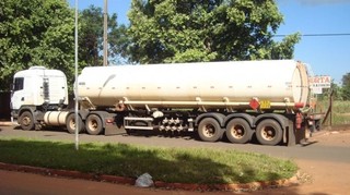 Carreta foi apreendida com 34 mil litros de etanol sem licença ambiental (Foto: Divulgação PMA)