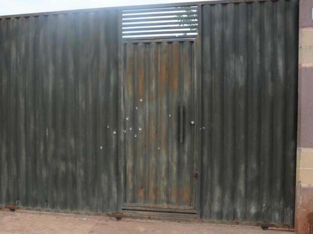 Casa &eacute; atingida por mais de 12 tiros de pistola ponto 40 no Jardim Colibri 