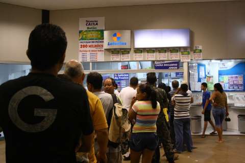 Apostadores deixam “fezinha” para última hora e lotam lotéricas