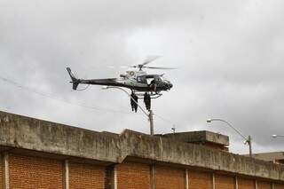 Até helicóptero foi usado ontem para mostrar força do Estado diante do risco de motim de presos contra corte de sinal de celular (Foto: Cleber Gellio)