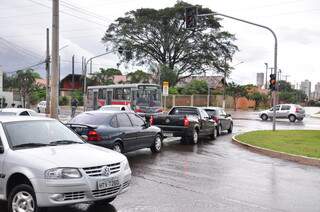 Moradores reclamam que semáforo ficou sem funcionar três dias. (Foto: João Garrigó)