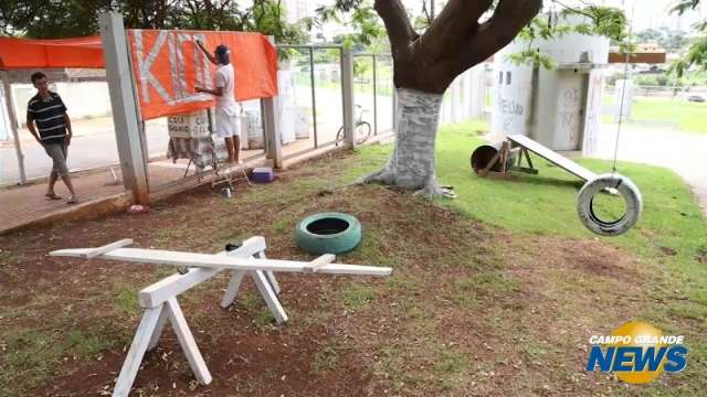 Vendedor improvisa parquinho em &aacute;rea de lazer abandonada