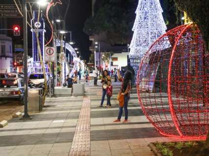 Em clima de Natal, árvore de 15 metros já ilumina o Centro de Campo Grande