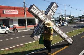 Para protestar, Élzio carregou a cruz da Base Aérea até os altos da avenida Afonso Pena. (Foto: Marcos Erminio) 