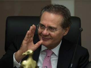 Renan Calheiros acena durante sessão do Senado. (Foto: Agência Brasil/Arquivo).