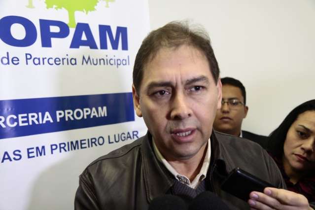 Bernal fecha os olhos para &ldquo;pecados capitais&rdquo; da Salute e culpa oposi&ccedil;&atilde;o