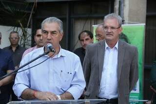 Governador Reinaldo Azambuja (PSDB) e o deputado federal, Geraldo Resende, durante agenda na Governadoria (Foto: Marcos Ermínio)