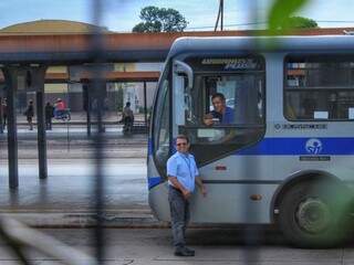 Motorista conversam entre si no Terminal General Osório. (Foto: Marina Pacheco)