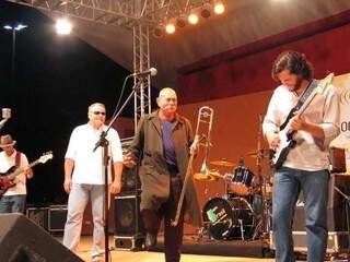 Sérgio (de branco) com a banda durante apresentação no Som da Concha (Foto: Divulgação)