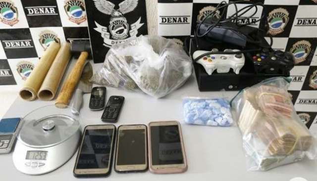 Casal preso mantinha central de distribui&ccedil;&atilde;o e revenda de drogas em casa