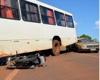Colisão aconteceu entre ônibus, carro de passeio e motocicleta (Foto: Ribero Junior / MS 24h)