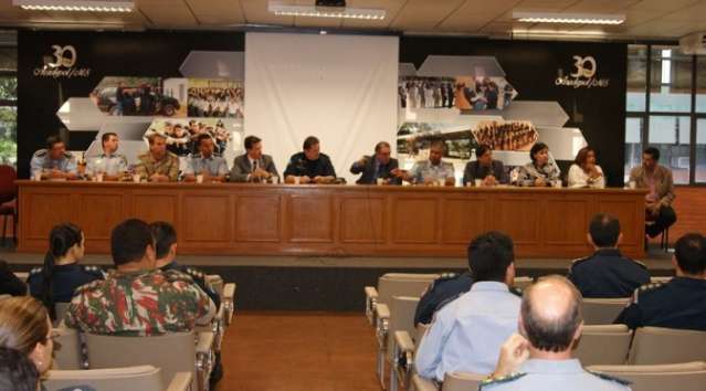 Comandos de pol&iacute;cias discutem parcerias e a&ccedil;&otilde;es para agilizar atendimentos 
