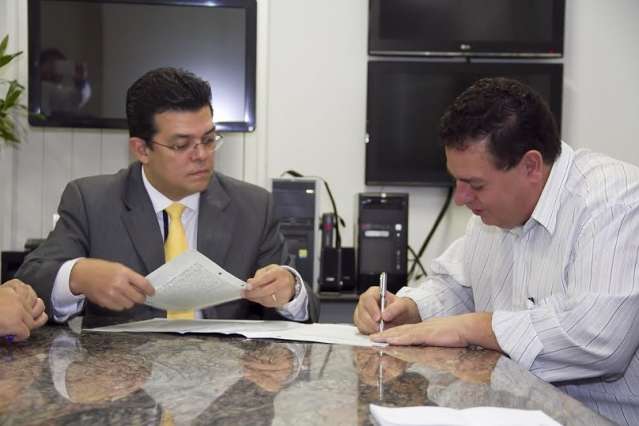 Ap&oacute;s 24 anos, Prefeitura regulariza terreno para Uni&atilde;o das C&acirc;maras de Vereadores