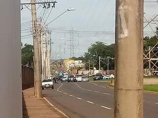 Viatura da PM e veículo roubado batido em meio fio na avenida Guaicurus nesta manhã (Foto: Direto das Ruas)