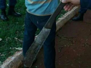 Facão usado por acusado enquanto depredava túmulos para furtar em cemitério (Foto: Divulgação/Guarda Civil Municipal)