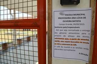 O comunicado foi colocado no portão da escola ( Foto - Fernando Antunes)