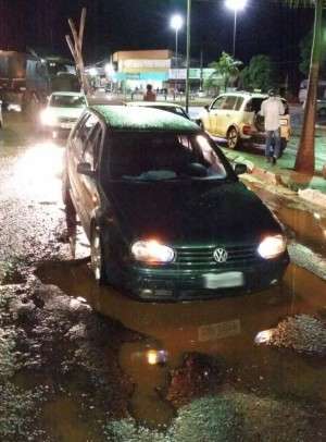 Com vara de pescar, moradores protestam contra buracos em avenida