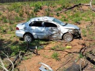 Veículo ficou parcialmente destruído. (Foto: ArapuáMS)