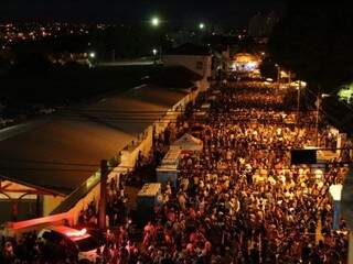 Carnaval em Campo Grande levou quase 80 mil foliões para rua na terça-feira (5) (Foto: Kisie Ainoã)