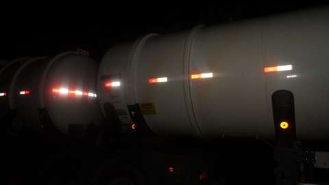 Carreta com 65 mil litros de etanol é apreendida e empresa multada em R$ 32 mil