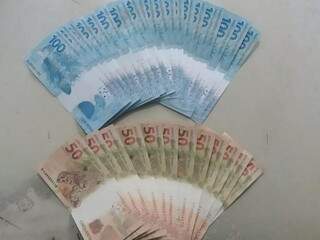 Notas falsas de R$ 50 e R$ 100 que foram apreendidas com homem no interior (Foto: Divulgação)