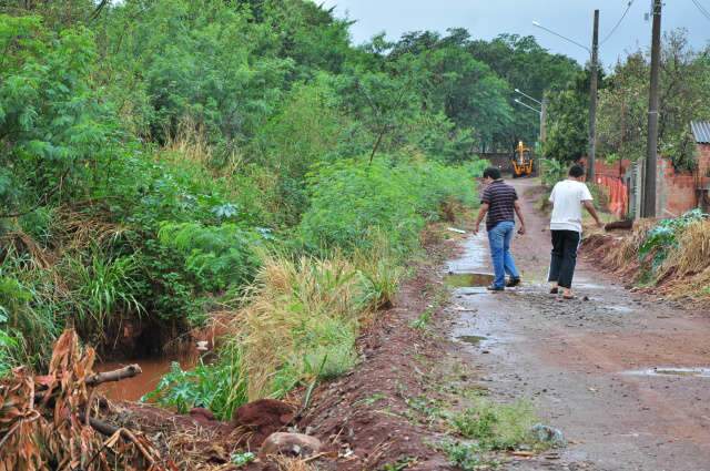  Chuva deixa moradores do Parque dos Laranjais em estado de alerta
