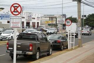 Comerciantes e moradores querem que avenida volte a ter mão dupla. (Foto: Marcelo Victor)