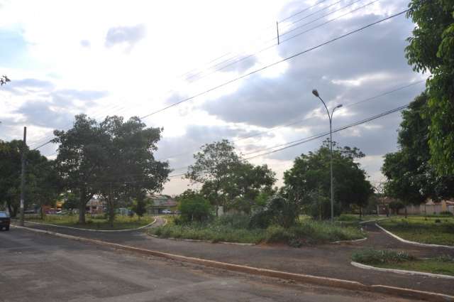 No Jd. Panam&aacute;, mato e &quot;despachos&quot; invadem pra&ccedil;as e revoltam moradores