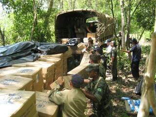 Homens do Exército colocam carga apreendida em caminhão. (Foto: Divulgação)