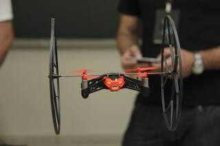 Drones poderiam ser guiados através de um aplicativo para celular (Foto Alan Nantes)
