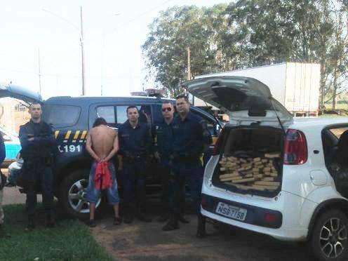 Homem abandona carro com droga e se esconde em casinha de cachorro