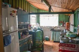 A cozinha é pequena (Foto: Alana Portela)