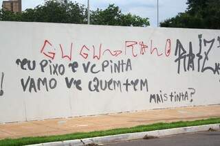 Pichadores provocam moradores da Orla Morena (Fotos: Marcos Ermínio)