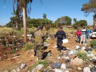 Movimentação de policiais em local onde foram encontrados explosivos (Foto: Porã News)