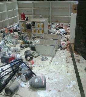 Além de roubar, os bandidos destruíram a loja. (Foto: Jornal da Nova)