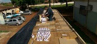 Policiais encontraram cerca de 1 mil pacotes de cigarros. (Foto: Cido Costa/Dourados Agora)