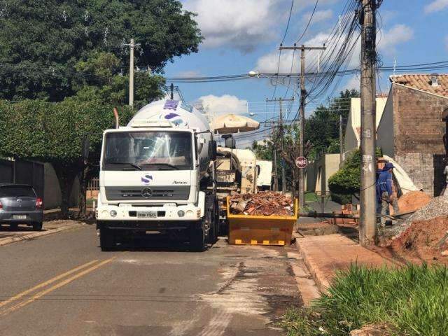 Obra interdita rua e incomoda moradores no Jardim S&atilde;o Louren&ccedil;o