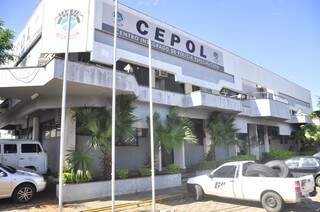 Enteado prestou depoimento na Delegacia de Homicídios na sede da Cepol (Foto: João Garrigó)