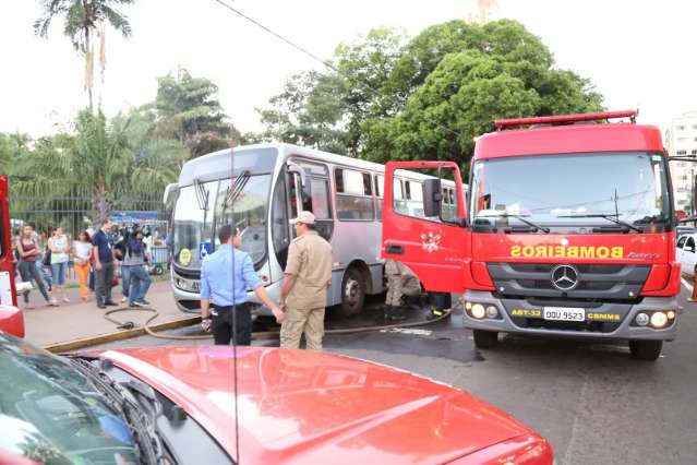 &Ocirc;nibus pega fogo no Centro, segundo problema na frota em uma semana