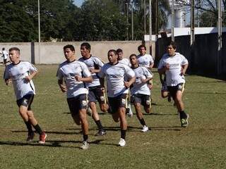 Jogadores treinam forte para estreia no próximo dia 17 (Foto: Divulgação)