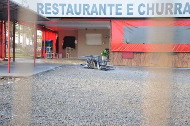 Churrascaria pega fogo e vizinhos ajudam a conter inc&ecirc;ndio