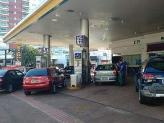 Com a gasolina custando R$ 3,09 motoristas aproveitam o preço baixo para abastecer. (Foto Fernanda Yafusso)