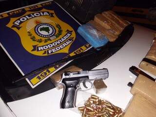 Drogas e arma seguiam para Minas Gerais. (Foto: Divulgação)