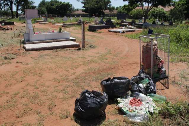 Prefeitura começa a limpar cemitérios, mas lixo ainda pode ser encontrado